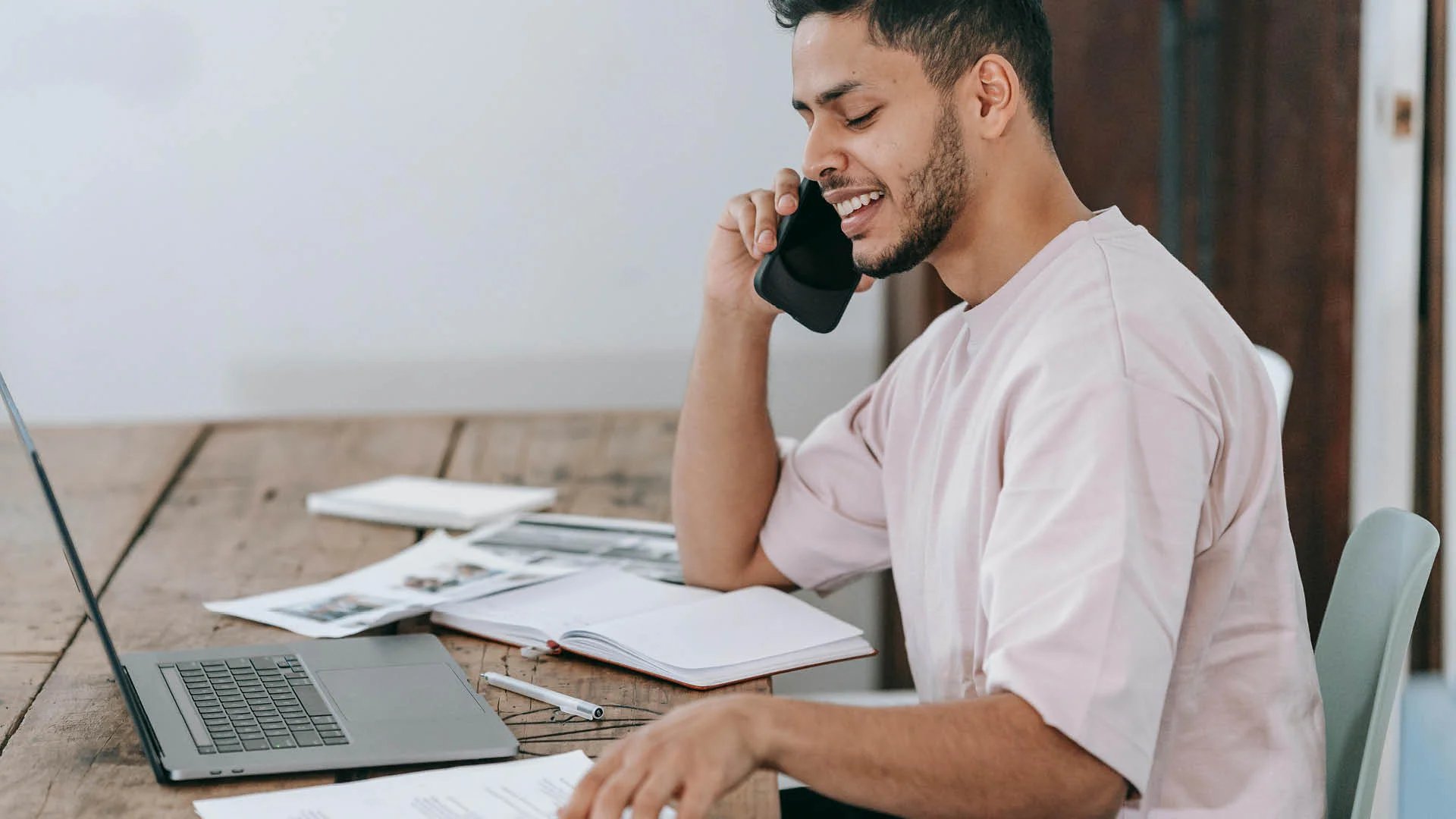 SMH studerande sitter vid sin dator och jobbar ute på LIA-praktik hos ett företag