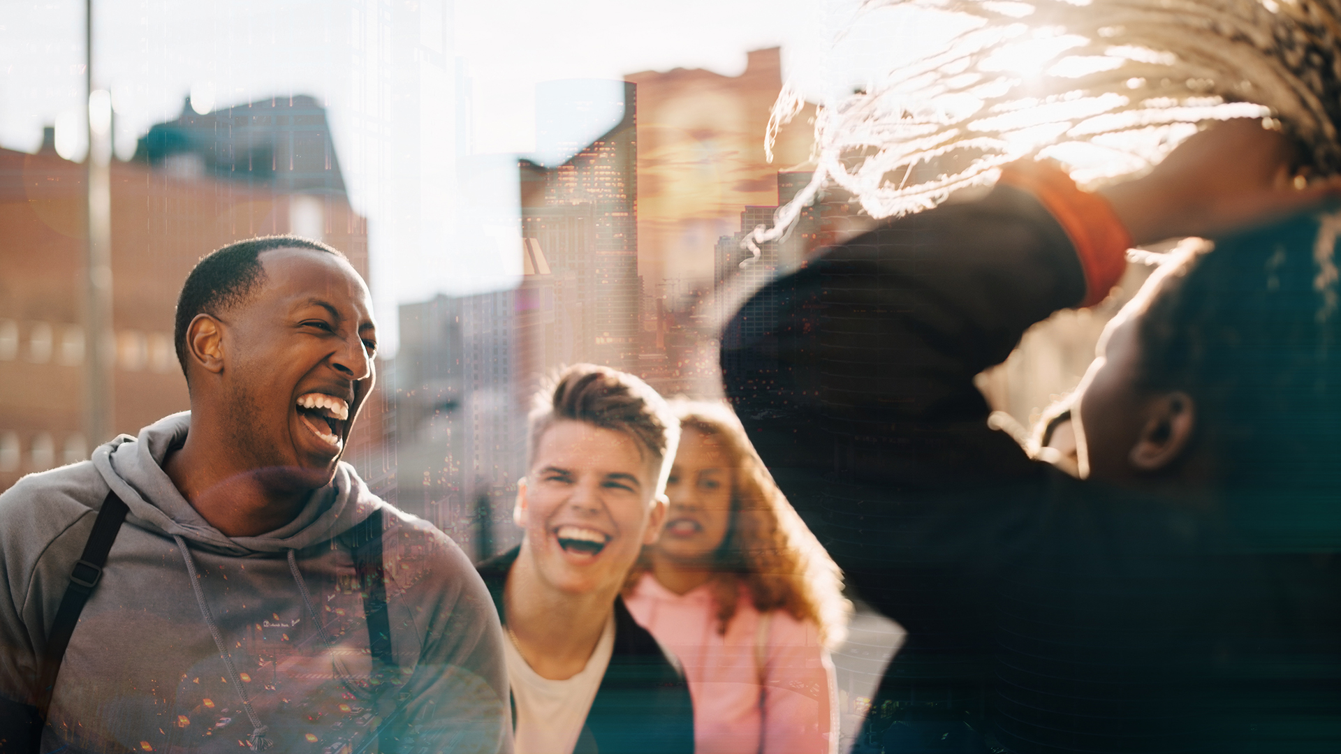 Ett gäng glada studerande som skrattar med stadsmiljö i bakgrunden