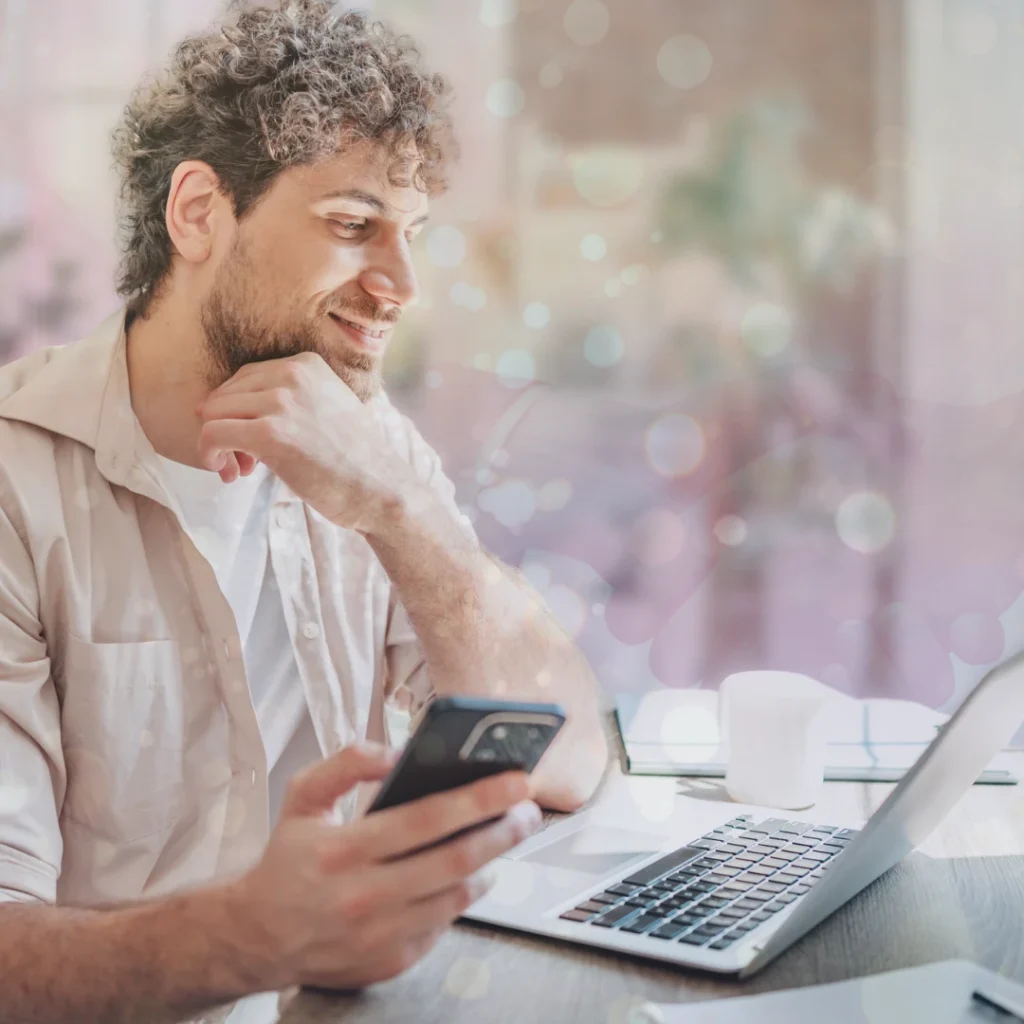 Man som sitter i ett teamsmöte med mobilen i handen, från kursen Förhandlingsteknik
