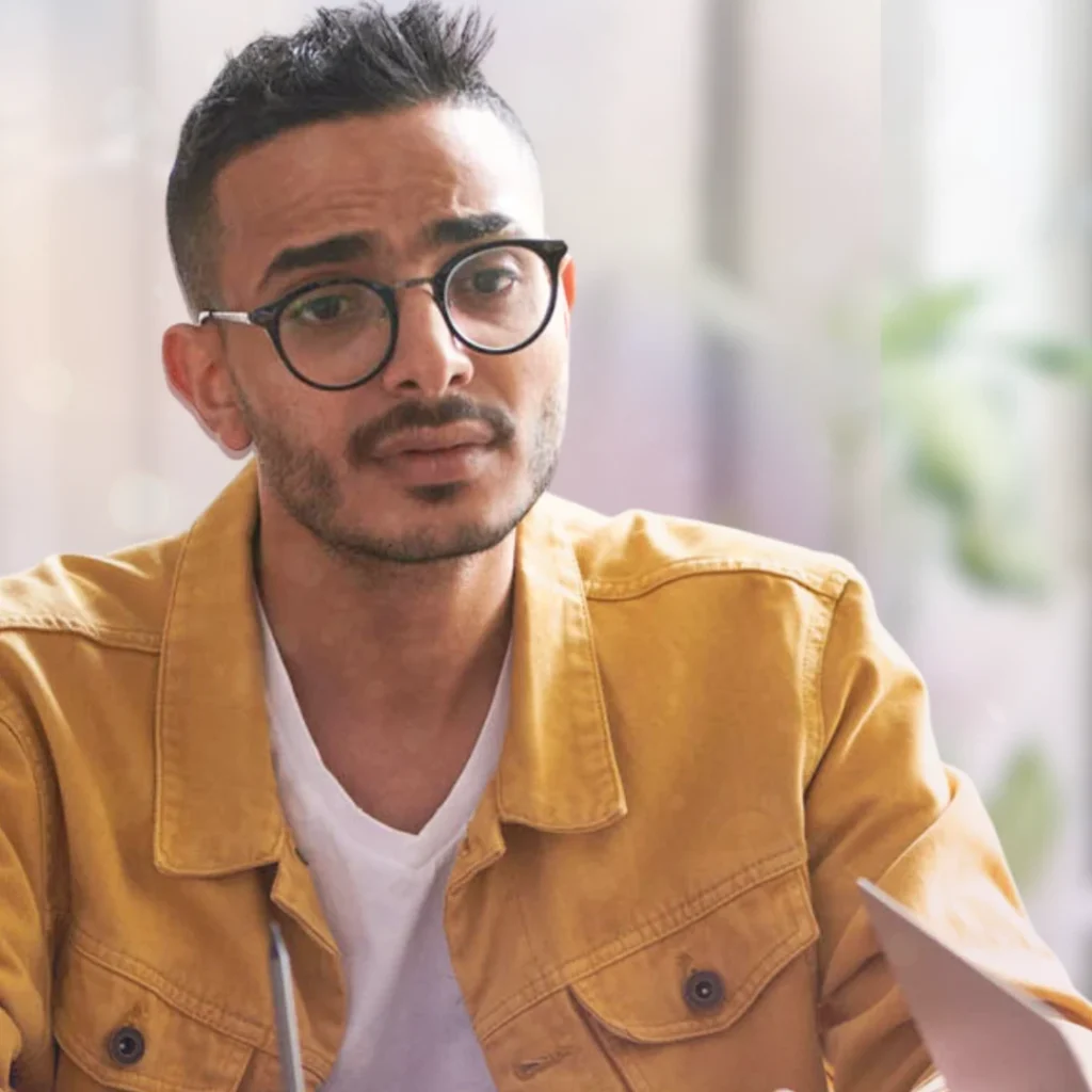 Bild på en bekymrad man som funderar över kriskommunikation