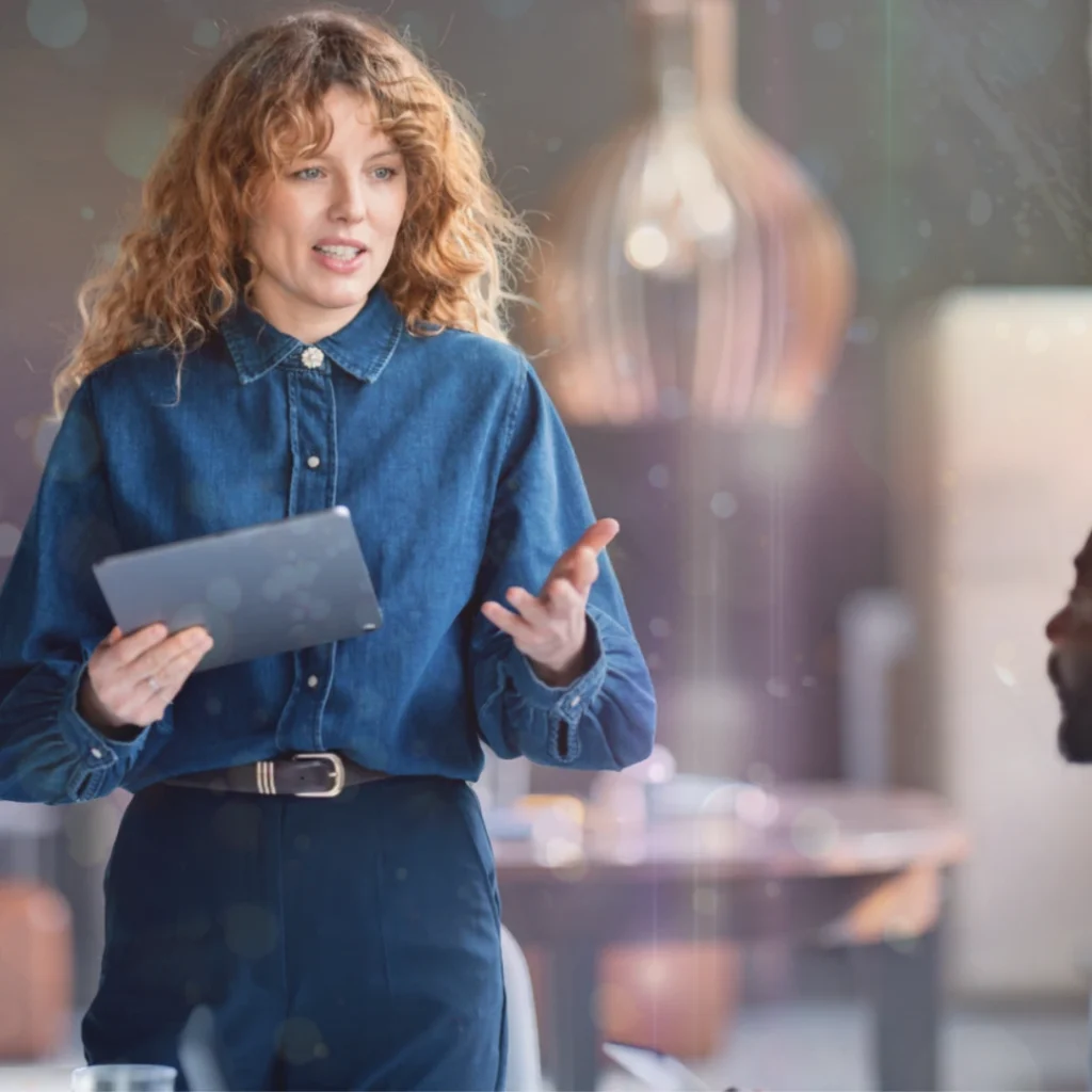 Bild på kvinna som håller en presentation, från kursen Att leda i förändring